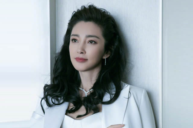 安徽一55岁男子与前妻离婚,继续与小自己25岁的现任结婚,三人同居