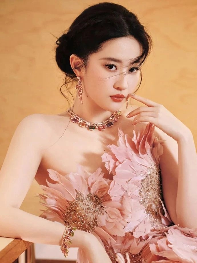 魏大勋与秦岚没有分手，深夜男方去女方家里，姐弟恋感情稳定