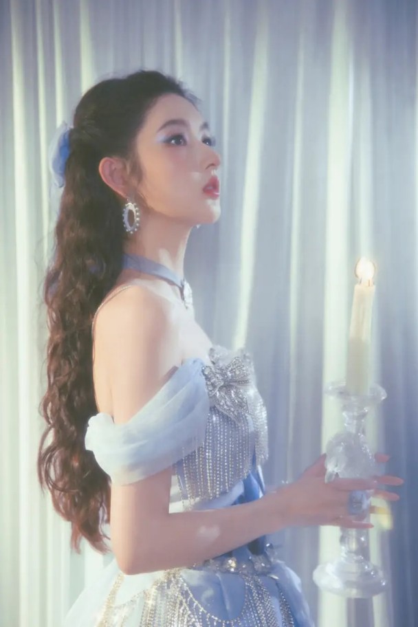 吉娜氛围感穿搭合集！31岁气质出众，三组造型解锁精致美感