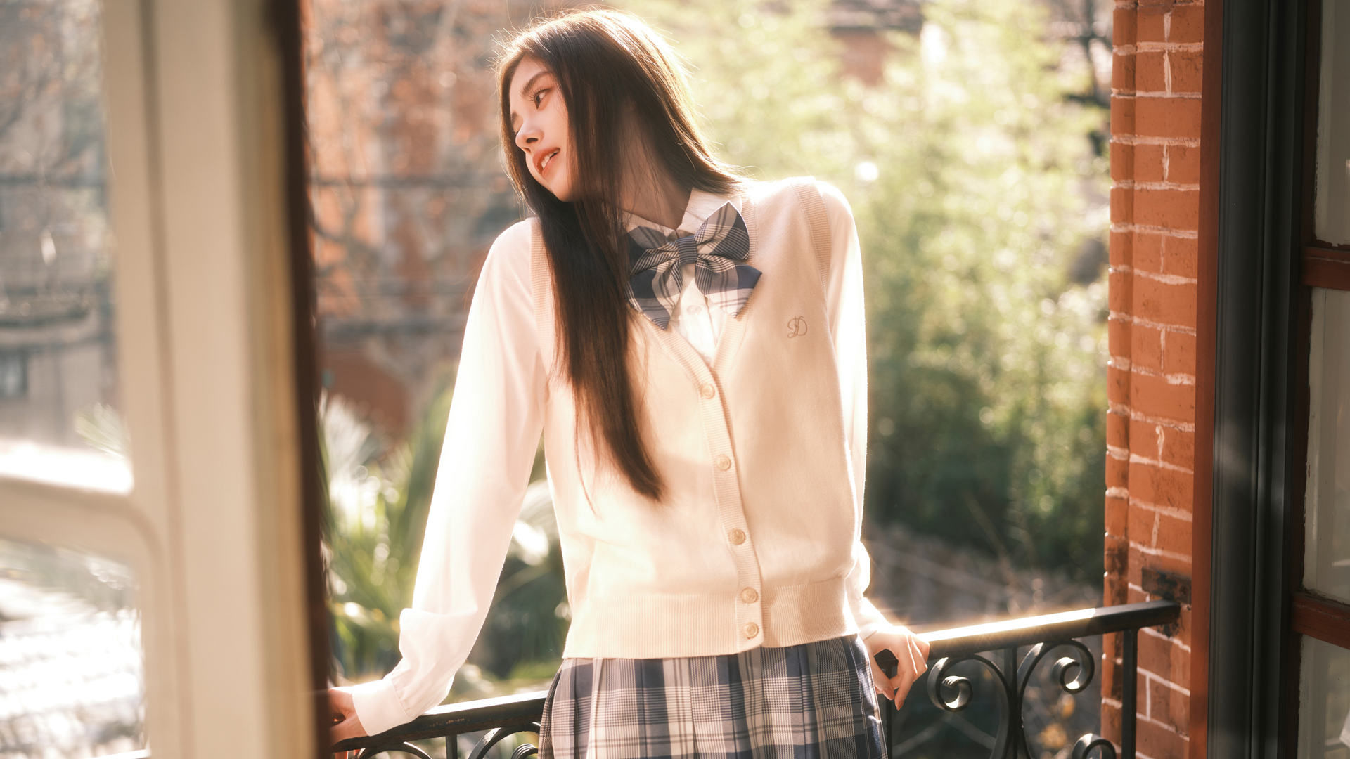 她是清丽脱俗的美女演员，33岁演《雪豹》成名，49岁婚姻状况成谜