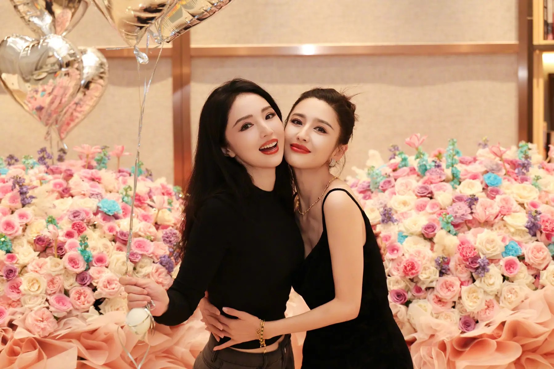 如果房主任真是控制狂，女儿根本不敢说那些话